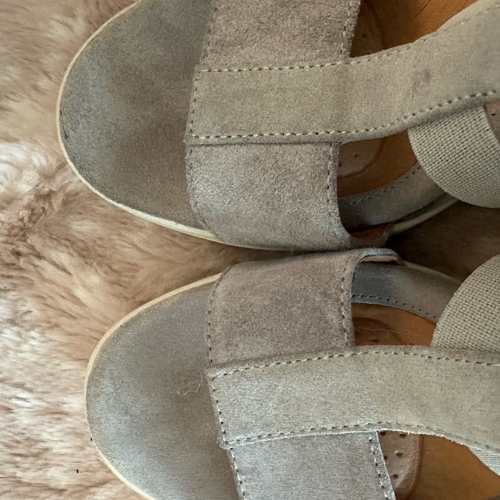 Soft Brand Women’s Gray Neutral Suede Strappy Block Heel Sandals 8.5 M - Picture 4 of 9